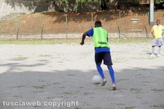 Viterbo – I richiedenti asilo del Cas Tre Fontane giocano a calcio sul campo dell’oratorio della Verità