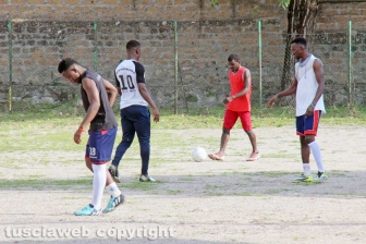 Viterbo – I richiedenti asilo del Cas Tre Fontane giocano a calcio sul campo dell’oratorio della Verità