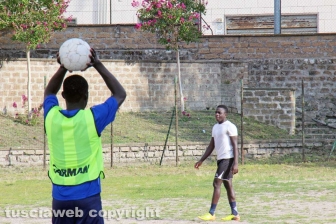 Viterbo – I richiedenti asilo del Cas Tre Fontane giocano a calcio sul campo dell’oratorio della Verità