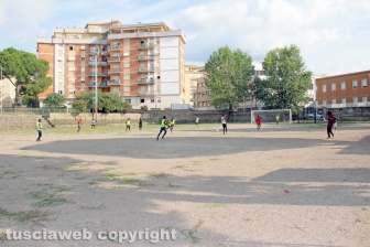 Viterbo – I richiedenti asilo del Cas Tre Fontane giocano a calcio sul campo dell’oratorio della Verità