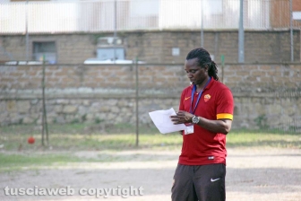 Viterbo – I richiedenti asilo del Cas Tre Fontane giocano a calcio sul campo dell’oratorio della Verità