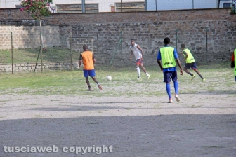Viterbo – I richiedenti asilo del Cas Tre Fontane giocano a calcio sul campo dell’oratorio della Verità