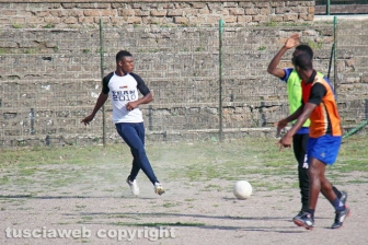 Viterbo – I richiedenti asilo del Cas Tre Fontane giocano a calcio sul campo dell’oratorio della Verità
