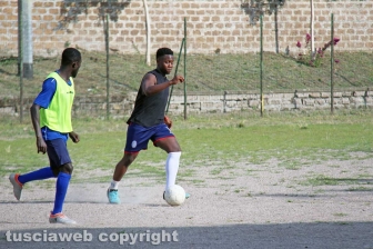 Viterbo – I richiedenti asilo del Cas Tre Fontane giocano a calcio sul campo dell’oratorio della Verità