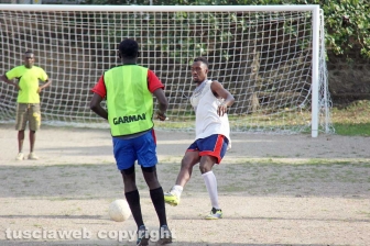 Viterbo – I richiedenti asilo del Cas Tre Fontane giocano a calcio sul campo dell’oratorio della Verità