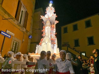 Santa Rosa - La minimacchina del centro storico Luce di Rosa incanta i viterbesi