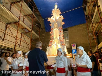 Santa Rosa - La minimacchina del centro storico Luce di Rosa incanta i viterbesi