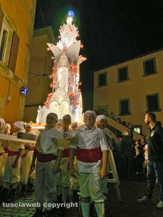 Santa Rosa - La minimacchina del centro storico Luce di Rosa incanta i viterbesi