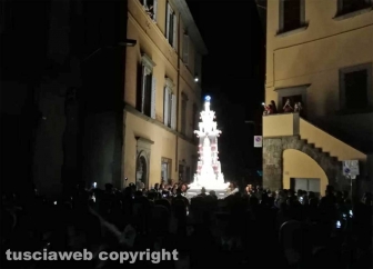 Santa Rosa - La minimacchina del centro storico Luce di Rosa incanta i viterbesi