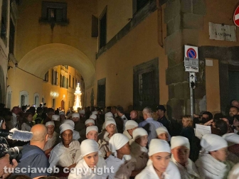 Santa Rosa - La minimacchina del centro storico Luce di Rosa incanta i viterbesi