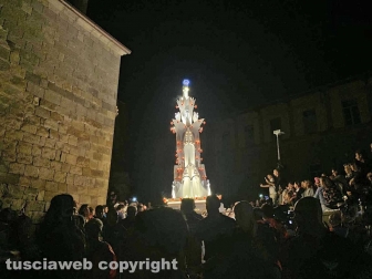 Santa Rosa - La minimacchina del centro storico Luce di Rosa incanta i viterbesi