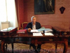 Il sindaco Michelini nel suo ufficio
