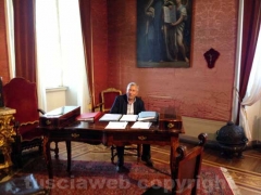 Il sindaco Michelini nel suo ufficio