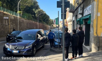 Viterbo - Il feretro di Silvano Remoli davanti all'Allegro fornaio