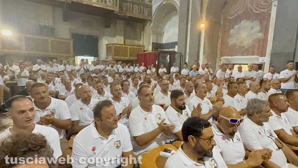 Santa Rosa - Viterbo - La prova generale dei facchini alla ex chiesa della Pace - La consegna dei ciuffi e spallette