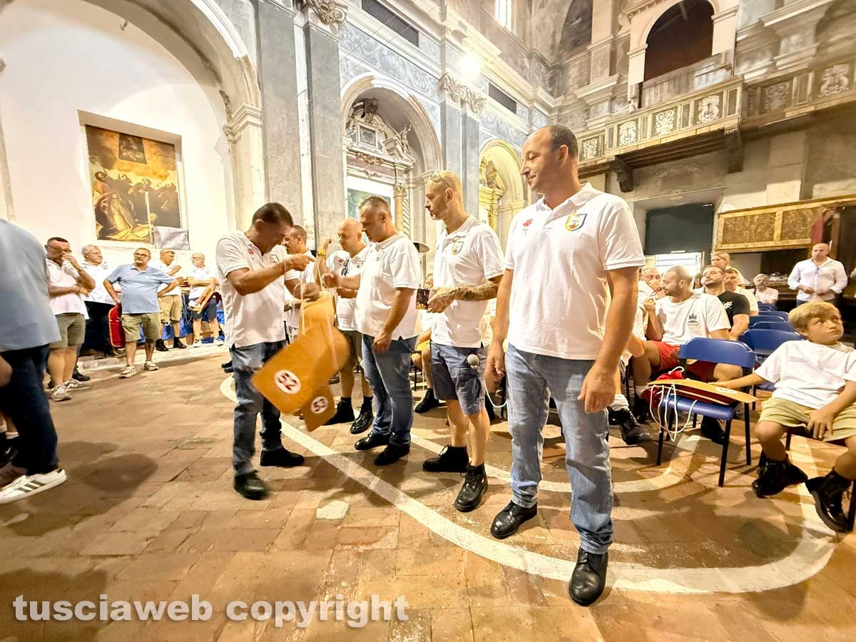 Santa Rosa - Viterbo - La prova generale dei facchini alla ex chiesa della Pace - La consegna dei ciuffi e spallette