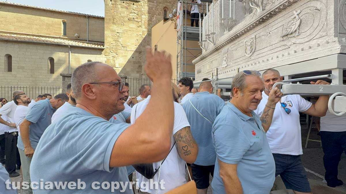 Macchina di Santa Rosa – La prova di inserimento delle spallette aggiuntive