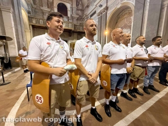 Santa Rosa - Viterbo - La prova generale dei facchini alla ex chiesa della Pace - La consegna dei ciuffi e spallette