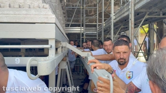Macchina di Santa Rosa – La prova di inserimento delle spallette aggiuntive