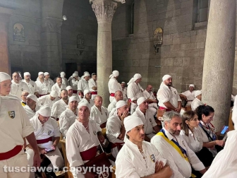 Viterbo - I facchini in chiesa a San Sisto