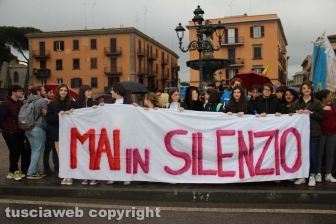 La manifestazione contro gli atti di violenza fascista "Mai in silenzio" indetta dalla Rete degli studenti medi