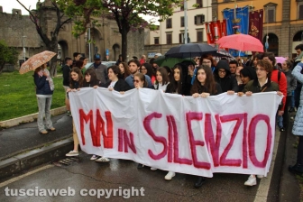 La manifestazione contro gli atti di violenza fascista "Mai in silenzio" indetta dalla Rete degli studenti medi