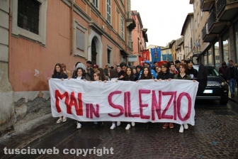 La manifestazione contro gli atti di violenza fascista "Mai in silenzio" indetta dalla Rete degli studenti medi