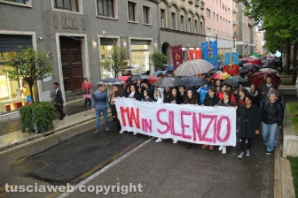 La manifestazione contro gli atti di violenza fascista "Mai in silenzio" indetta dalla Rete degli studenti medi
