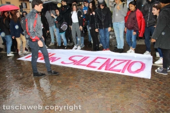 La manifestazione contro gli atti di violenza fascista "Mai in silenzio" indetta dalla Rete degli studenti medi