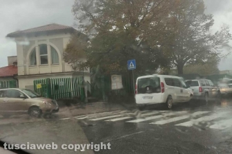 Viterbo - Sista selvaggia davanti alla scuola in via Carlo Cattaneo
