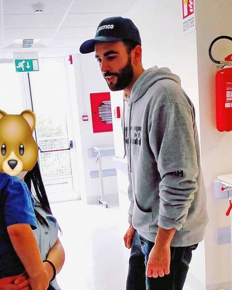 Bari - La visita di Marco Mengoni ai bambini col cancro del policlinico