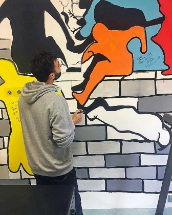 Bari - La visita di Marco Mengoni ai bambini col cancro del policlinico