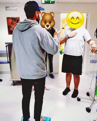 Bari - La visita di Marco Mengoni ai bambini col cancro del policlinico
