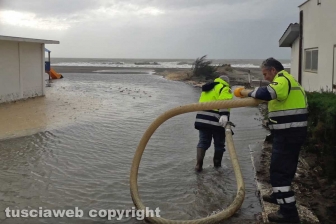 Mareggiata a Tarquinia, l'intervento della protezione civile