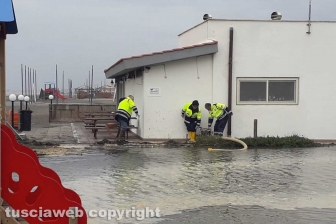 Mareggiata a Tarquinia, l'intervento della protezione civile