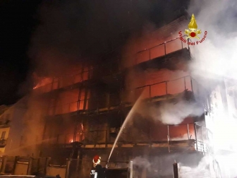 Montalto di Castro - L'hotel Margherita distrutto dall'incendio - I vigili del fuoco in azione