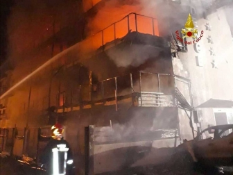 Montalto di Castro - L'hotel Margherita distrutto dall'incendio - I vigili del fuoco in azione
