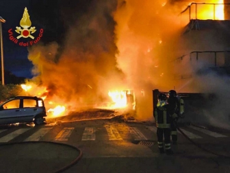 Montalto di Castro - L'hotel Margherita distrutto dall'incendio - I vigili del fuoco in azione