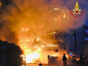 Montalto di Castro - L'hotel Margherita distrutto dall'incendio - I vigili del fuoco in azione