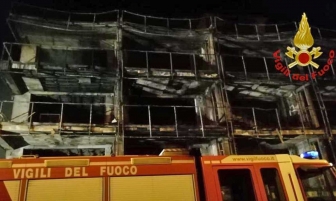 Montalto di Castro - L'hotel Margherita distrutto dall'incendio - I vigili del fuoco in azione