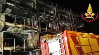 Montalto di Castro - L'hotel Margherita distrutto dall'incendio - I vigili del fuoco in azione