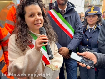 Viterbo - La posa della pietra d’inciampo in ricordo del partigiano Mariano Buratti in via Saffi 1 - Chiara Frontini