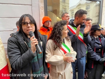 Viterbo - La posa della pietra d’inciampo in ricordo del partigiano Mariano Buratti in via Saffi 1 - Elisa Guida