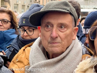 Viterbo - La posa della pietra d’inciampo in ricordo del partigiano Mariano Buratti in via Saffi 1 - Enrico Mezzetti