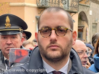 Viterbo - La posa della pietra d’inciampo in ricordo del partigiano Mariano Buratti in via Saffi 1 - Luca Mecchia