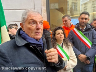 Viterbo - La posa della pietra d’inciampo in ricordo del partigiano Mariano Buratti in via Saffi 1 - Maurizio Ridolfi