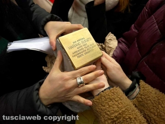 Viterbo - La posa della pietra d’inciampo in ricordo del partigiano Mariano Buratti in via Saffi 1 dove abitava