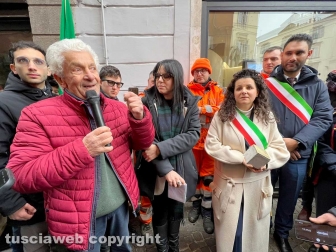 Viterbo - La posa della pietra d’inciampo in ricordo del partigiano Mariano Buratti in via Saffi 1 dove abitava - Paolo Bianchini, Elisa Guida, Chiara Frontini e Ugo Pierallini