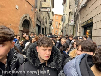 Viterbo - La posa della pietra d’inciampo in ricordo del partigiano Mariano Buratti in via Saffi 1 dove abitava