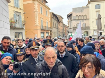 Viterbo - La posa della pietra d’inciampo in ricordo del partigiano Mariano Buratti in via Saffi 1 dove abitava